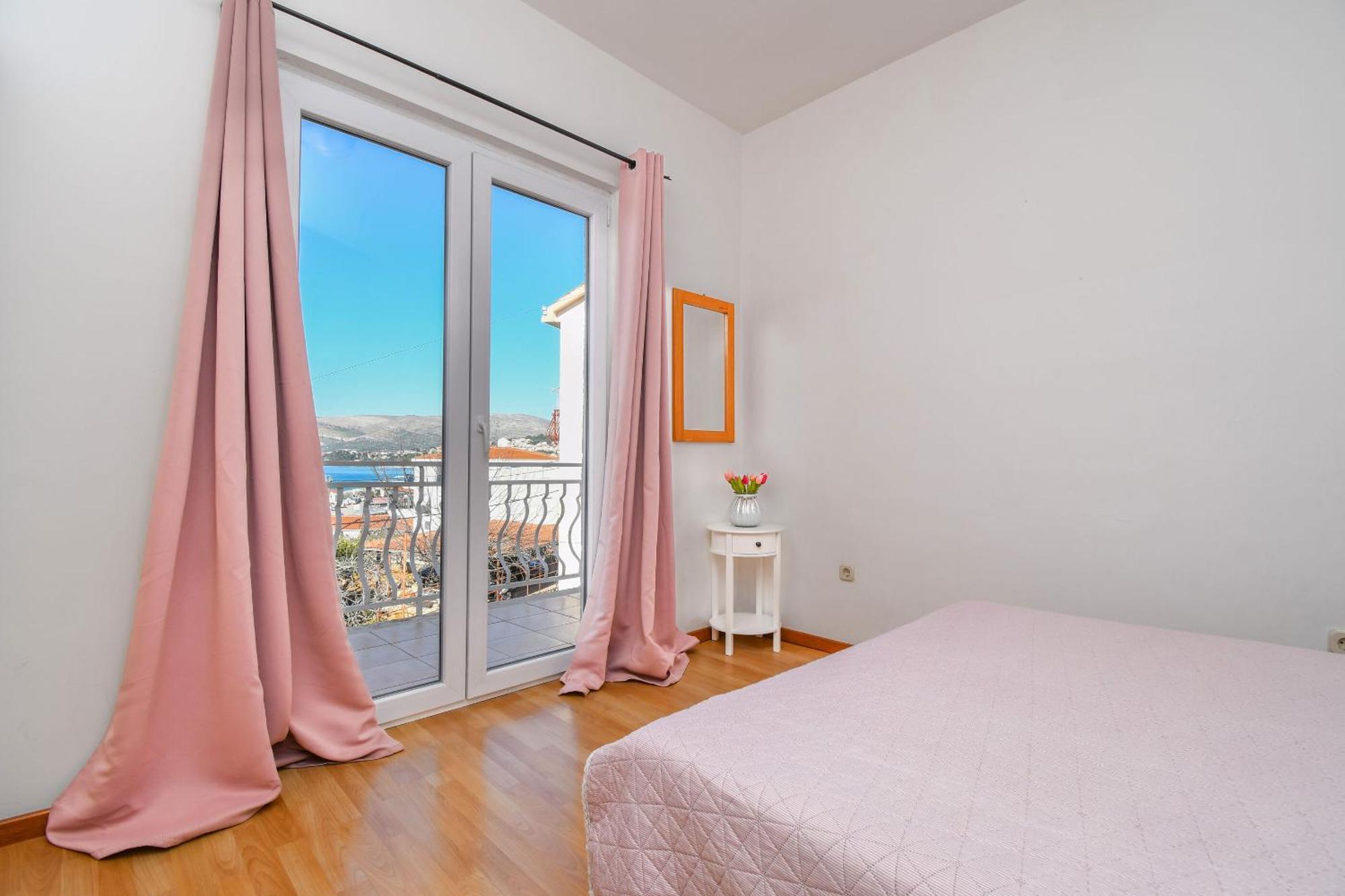 Apartments Biserka - 50 M From Beach Trogir Kültér fotó