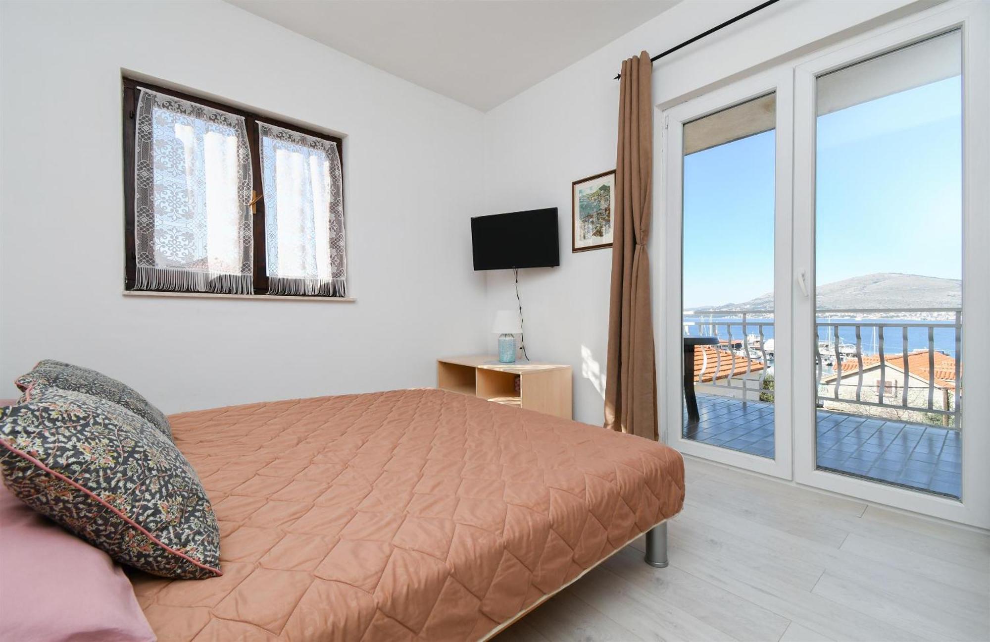 Apartments Biserka - 50 M From Beach Trogir Kültér fotó